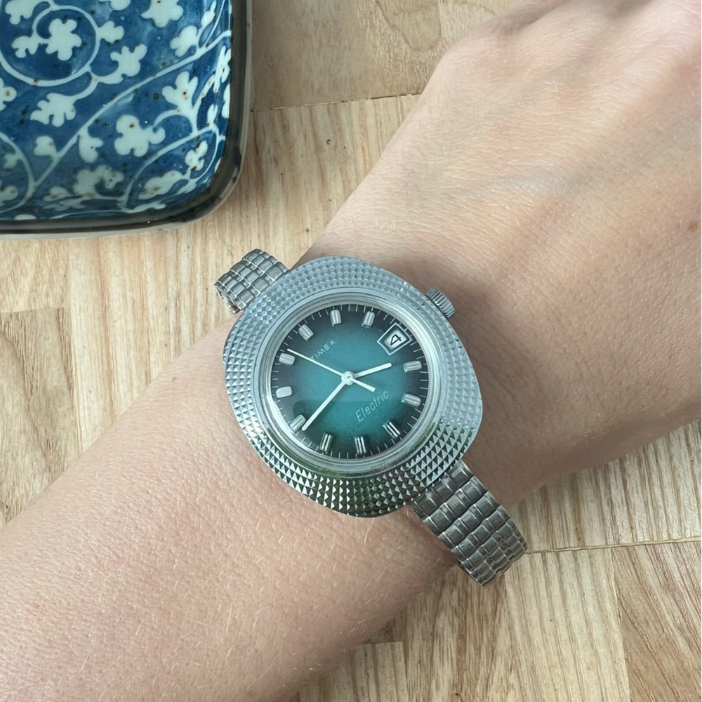 Vintage timex ladies electric teal dial silver tone dress watch NEW BATTERY - Picture 4 of 10